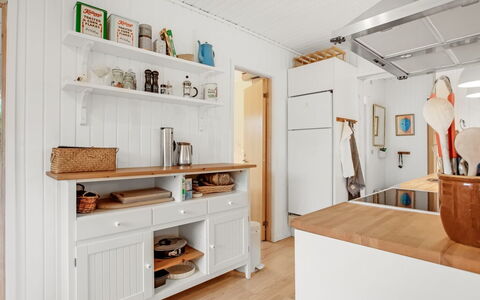 Cate - 900M from the Sea: Møbel, Køkken, Indretning, Cabinetry, Gulvbelægning, Countertop, Træ, Etage, Loft, Køkken Apparat