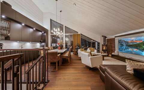 Levi Star West a: Træ, Indretning, Loft, Gulvbelægning, Couch, Etage, Stue, Hjem, Møbel, Trægulve