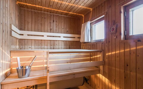 Teknomaja: Møbel, Indretning, Gulvbelægning, Etage, Bord, Loft, Køkken & Spisebord, Belysning, Stol, Hjem