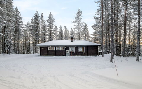 Teknomaja: Møbel, Indretning, Gulvbelægning, Etage, Bord, Loft, Køkken & Spisebord, Belysning, Stol, Hjem