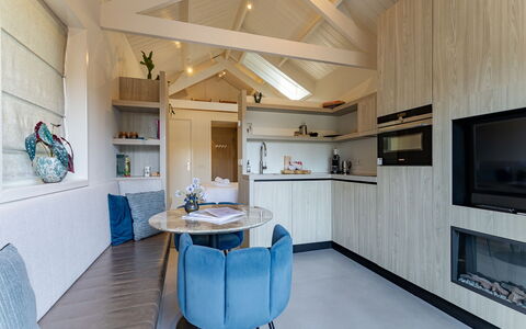 Residence Domburgse Duinen: Indretning, Træ, Gulvbelægning, Etage, Loft, Møbel, Værelse, Countertop, Køkken, Stue