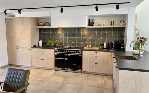 Seascape Wellness Nieuwvliet-Bad: Køkken, Countertop, Køkken Apparat, Komfur, Husholdningsapparat, Cabinetry, Større Bandage, Gaskomfur, Lysarmatur