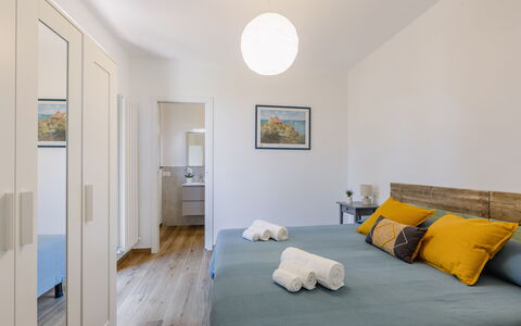 Il Pino Apartment: Møbel, Seng, Indretning, Etage, Gulvbelægning, Soveværelse, Væg, Sengetøj, Sengetøj, Træ