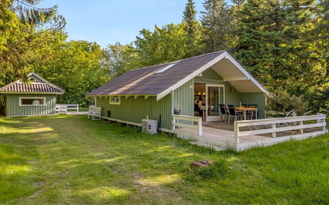 Ung - 30Km from the Sea: Hjem, Sommerhus, Veranda, Hårdttræ, Sidespor, Dæk, Skygge, Planke, Estate, Garden Bygninger