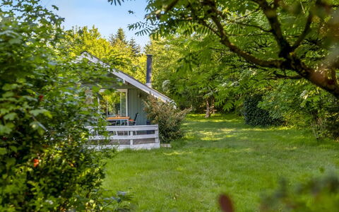 Ung - 30Km from the Sea: Hjem, Sommerhus, Veranda, Hårdttræ, Sidespor, Dæk, Skygge, Planke, Estate, Garden Bygninger