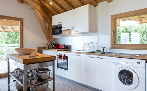 Peisey-Nancroix 101: Køkken, Møbel, Countertop, Indretning, Gulvbelægning, Træ, Køkken Apparat, Loft, Cabinetry, Etage