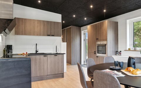 Danske - 6.8Km from the Sea: Møbel, Indretning, Gulvbelægning, Køkken, Countertop, Lysarmatur, Loft, Træ, Etage, Køkken Apparat