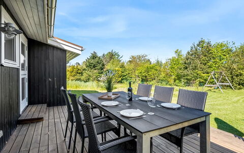 Rik - 2Km from the Sea: Hus, Hjem, Dør, Tag, Sommerhus, Estate, Have, Skygge, Sidespor, Gård