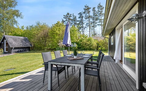Rik - 2Km from the Sea: Hus, Hjem, Dør, Tag, Sommerhus, Estate, Have, Skygge, Sidespor, Gård