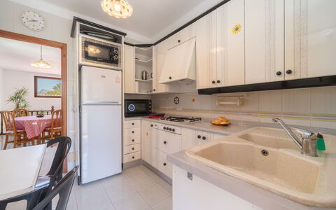 De Vacances: Køkken, Countertop, Køkken Apparat, Større Bandage, Indretning, Gulvbelægning, Cabinetry, Træ, Møbel, Etage