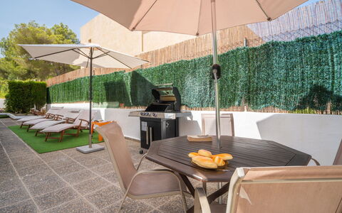 De Vacances: Udendørs Møbler, Møbel, Have, Skygge, Paraply, Stol, Landscaping, Backyard, Udendørs Bord, Bejdse