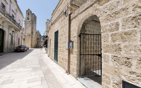 Morciano di Leuca 1: Væg, Gulvbelægning, Arkitektur, Arch, Gade, Dør, Beton, Flise, Mursten, Murværk
