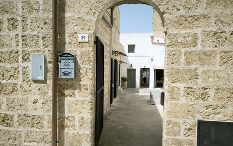 Morciano di Leuca 1: Væg, Arkitektur, Kompositmateriale, Dør, Beton, Mursten, Murværk, Stenmur, Gyde