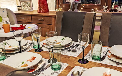 Ruhrtalblick: Bordservice, Møbel, Bord, Tallerkner, Serveware, Dug, Plade, Spisestue, Drinkware, Stol