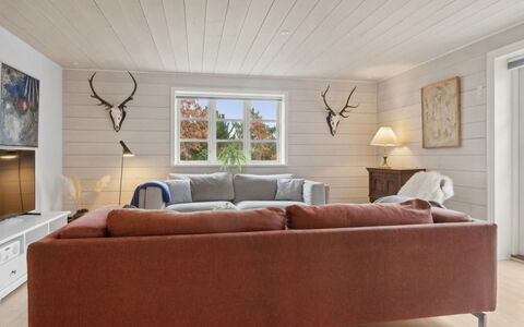Ingert - 1Km from the Sea: Træ, Møbel, Couch, Indretning, Gulvbelægning, Stue, Hjem, Loft, Etage