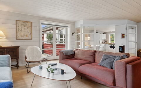 Ingert - 1Km from the Sea: Møbel, Couch, Indretning, Træ, Gulvbelægning, Stue, Hjem, Etage, Loft