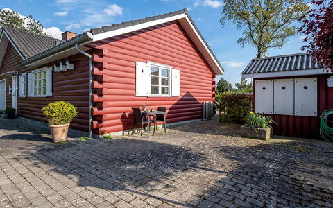 Ingert - 1Km from the Sea: Gulvbelægning, Væg, Etage, Indretning, Træ, Loft, Trægulve, Belysning, Møbel, Laminat Gulv