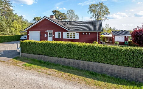 Ingert - 1Km from the Sea: Gulvbelægning, Væg, Etage, Indretning, Træ, Loft, Trægulve, Belysning, Møbel, Laminat Gulv