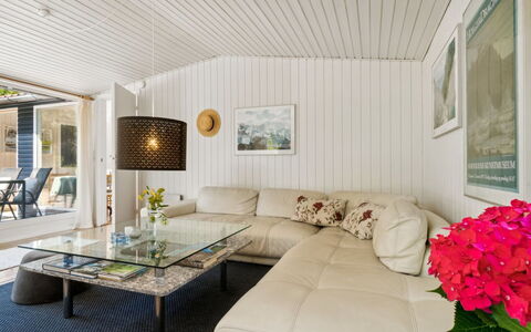 Sylvie - 400M from the Sea: Indretning, Møbel, Couch, Gulvbelægning, Loft, Etage, Stue, Belysning, Hjem, Bord