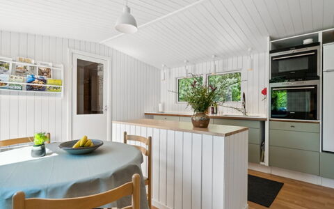 Sylvie - 400M from the Sea: Gulvbelægning, Træ, Indretning, Loft, Etage, Køkken, Countertop, Møbel, Køkken Apparat, Trægulve