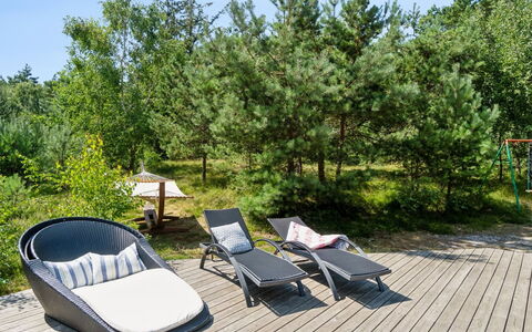 Sylvie - 400M from the Sea: Møbel, Udendørs Møbler, Stol, Liggestol, Have, Skygge, Udendørs Bord, Eco Hotel, Gårdhave, Hårdttræ
