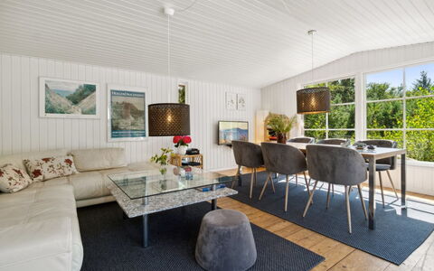 Sylvie - 400M from the Sea: Møbel, Indretning, Træ, Loft, Couch, Gulvbelægning, Stue, Hjem, Bord, Værelse