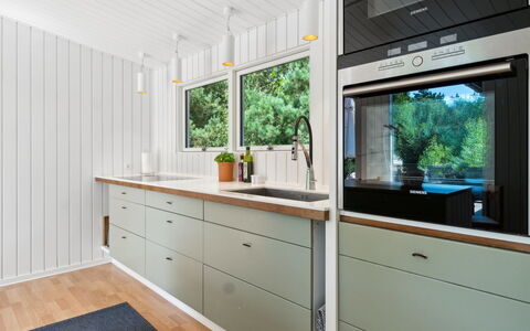 Sylvie - 400M from the Sea: Gulvbelægning, Indretning, Træ, Køkken, Countertop, Køkken Apparat, Etage, Cabinetry, Loft, Større Bandage