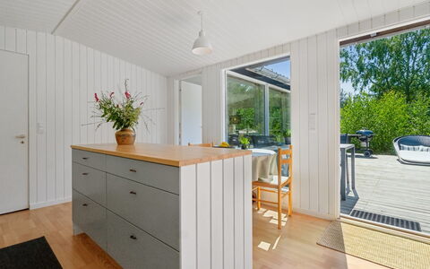Sylvie - 400M from the Sea: Gulvbelægning, Træ, Etage, Countertop, Køkken, Trægulve, Indretning, Hjem, Møbel, Cabinetry
