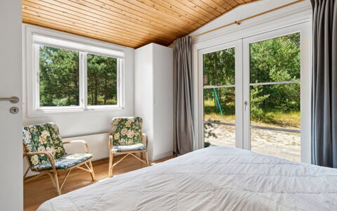 Sylvie - 400M from the Sea: Indretning, Træ, Møbel, Gulvbelægning, Etage, Soveværelse, Loft, Seng, Hjem, Belysning