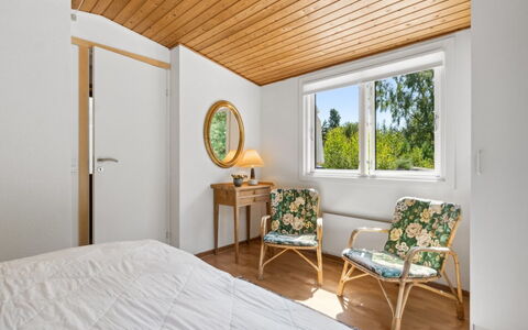 Sylvie - 400M from the Sea: Indretning, Væg, Møbel, Gulvbelægning, Etage, Soveværelse, Træ, Seng, Loft, Værelse