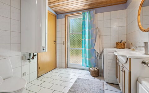 Sylvie - 400M from the Sea: Badeværelse, Sanitærarmatur, Gulvbelægning, Indretning, Etage, Håndvask, Badeværelsesvask, Tap, Toilet, Vvs