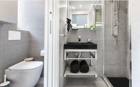 Duomo In 8 Stop: Sanitærarmatur, Badeværelse, Gulvbelægning, Toilet, Etage, Indretning, Toiletbræt, Vvs, Håndvask, Tap