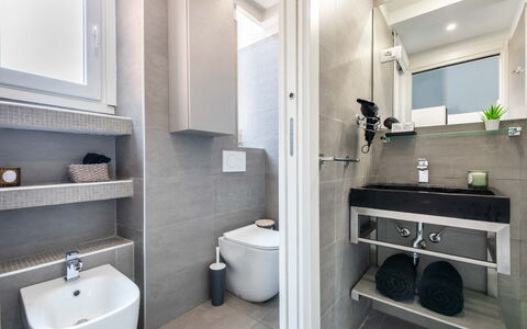 Duomo In 8 Stop: Badeværelse, Sanitærarmatur, Gulvbelægning, Håndvask, Indretning, Etage, Toilet, Tap, Toiletbræt, Badeværelsesvask