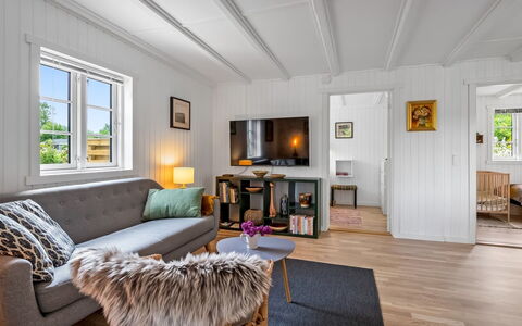 Blomma - 1Km from the Sea: Gulvbelægning, Træ, Indretning, Couch, Etage, Møbel, Stue, Loft, Trægulve, Værelse