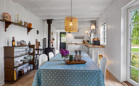Blomma - 1Km from the Sea: Møbel, Indretning, Gulvbelægning, Træ, Lysarmatur, Loft, Spisestue, Etage, Stol, Bord