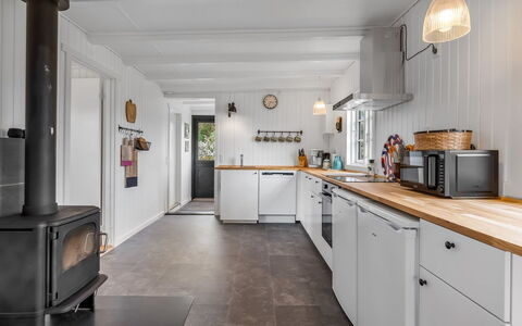 Blomma - 1Km from the Sea: Køkken, Køkken Apparat, Større Bandage, Countertop, Husholdningsapparat, Cabinetry, Loft, Værelse, Komfur, Tap