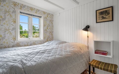 Blomma - 1Km from the Sea: Væg, Træ, Soveværelse, Gulvbelægning, Etage, Indretning, Seng, Sengetøj, Loft, Sengetøj