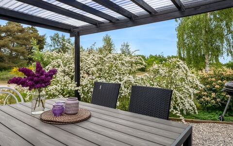Blomma - 1Km from the Sea: Udendørs Møbler, Møbel, Udendørs Bord, Have, Gårdhave, Skygge, Udendørs Struktur, Pergola, Dæk, Stol
