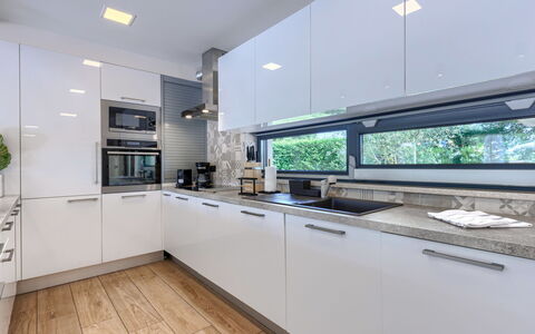 Frani: Køkken, Countertop, Køkken Apparat, Indretning, Større Bandage, Gulvbelægning, Cabinetry, Loft, Lysarmatur, Sanitærarmatur
