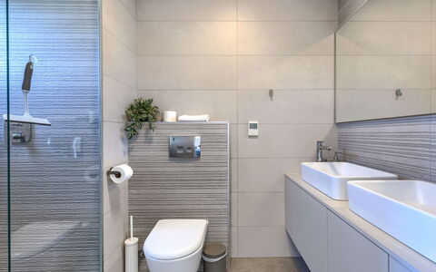 Frani: Badeværelse, Indretning, Gulvbelægning, Sanitærarmatur, Væg, Toilet, Etage, Toiletbræt, Håndvask, Badeværelsesskab