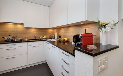 Chalet an der Egg: Køkken, Countertop, Køkken Apparat, Cabinetry, Større Bandage, Indretning, Træ, Gulvbelægning, Hjem, Møbel