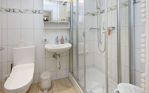 Chalet an der Egg: Badeværelse, Toiletbræt, Badeværelsesvask, Toilet, Sanitærarmatur, Indretning, Gulvbelægning, Etage, Håndvask, Tap