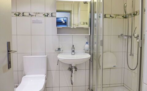 Chalet an der Egg: Badeværelse, Toiletbræt, Badeværelsesvask, Toilet, Sanitærarmatur, Indretning, Håndvask, Gulvbelægning, Etage, Tap