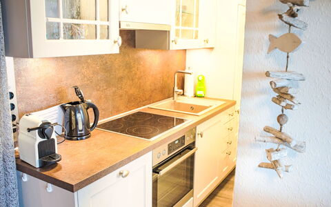 Auszeit: Countertop, Køkken Apparat, Køkken, Cabinetry, Gulvbelægning, Større Bandage, Træ, Møbel, Indretning, Køkkenvask