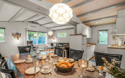 Amaya - 1Km from the Sea: Møbel, Indretning, Gulvbelægning, Etage, Loft, Værelse, Stol, Bord, Lejlighed, Køkken & Spisebord