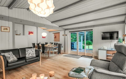 Amaya - 1Km from the Sea: Møbel, Indretning, Gulvbelægning, Etage, Loft, Værelse, Stol, Bord, Lejlighed, Køkken & Spisebord