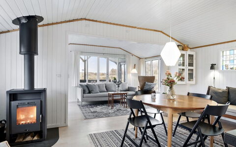 Aarno - 120M from the Sea: Indretning, Møbel, Gulvbelægning, Træ, Loft, Etage, Stue, Belysning, Lysarmatur, Værelse