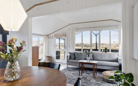 Aarno - 120M from the Sea: Træ, Indretning, Loft, Hjem, Møbel, Etage, Stue, Dør, Værelse, Couch