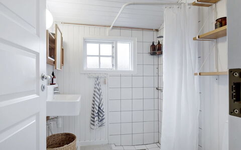 Aarno - 120M from the Sea: Væg, Gulvbelægning, Indretning, Sanitærarmatur, Etage, Værelse, Loft, Badeværelse, Vvs, Flise