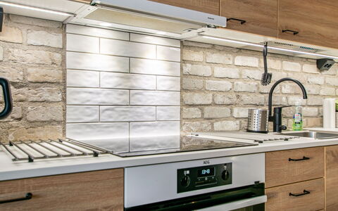Aurinkopaikka: Køkken, Countertop, Køkken Apparat, Cabinetry, Indretning, Møbel, Træ, Husholdningsapparat, Gulvbelægning, Større Bandage